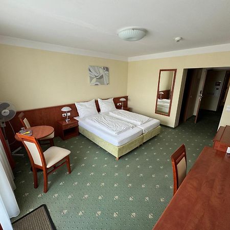 Hotel Breitenlee Wina Bagian luar foto