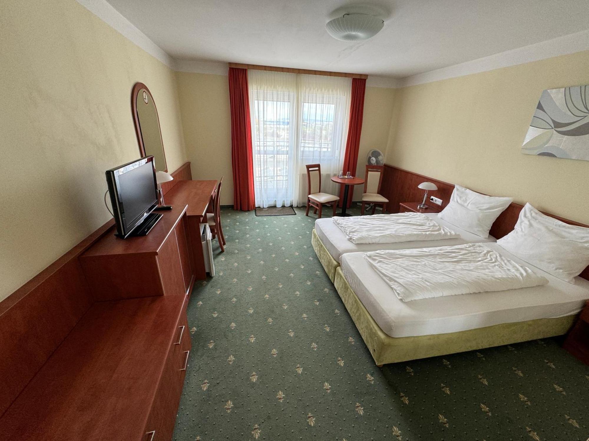 Hotel Breitenlee Wina Bagian luar foto