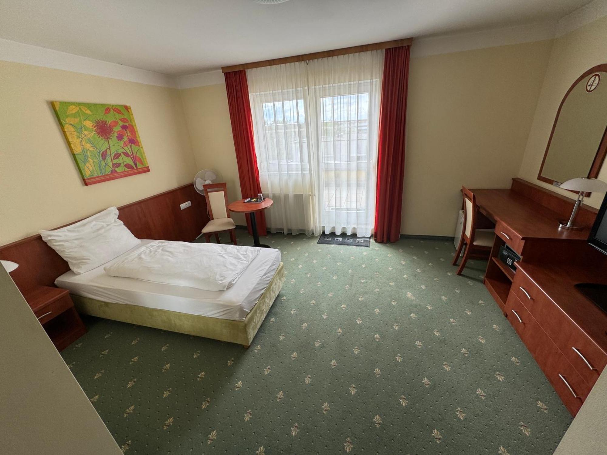 Hotel Breitenlee Wina Bagian luar foto