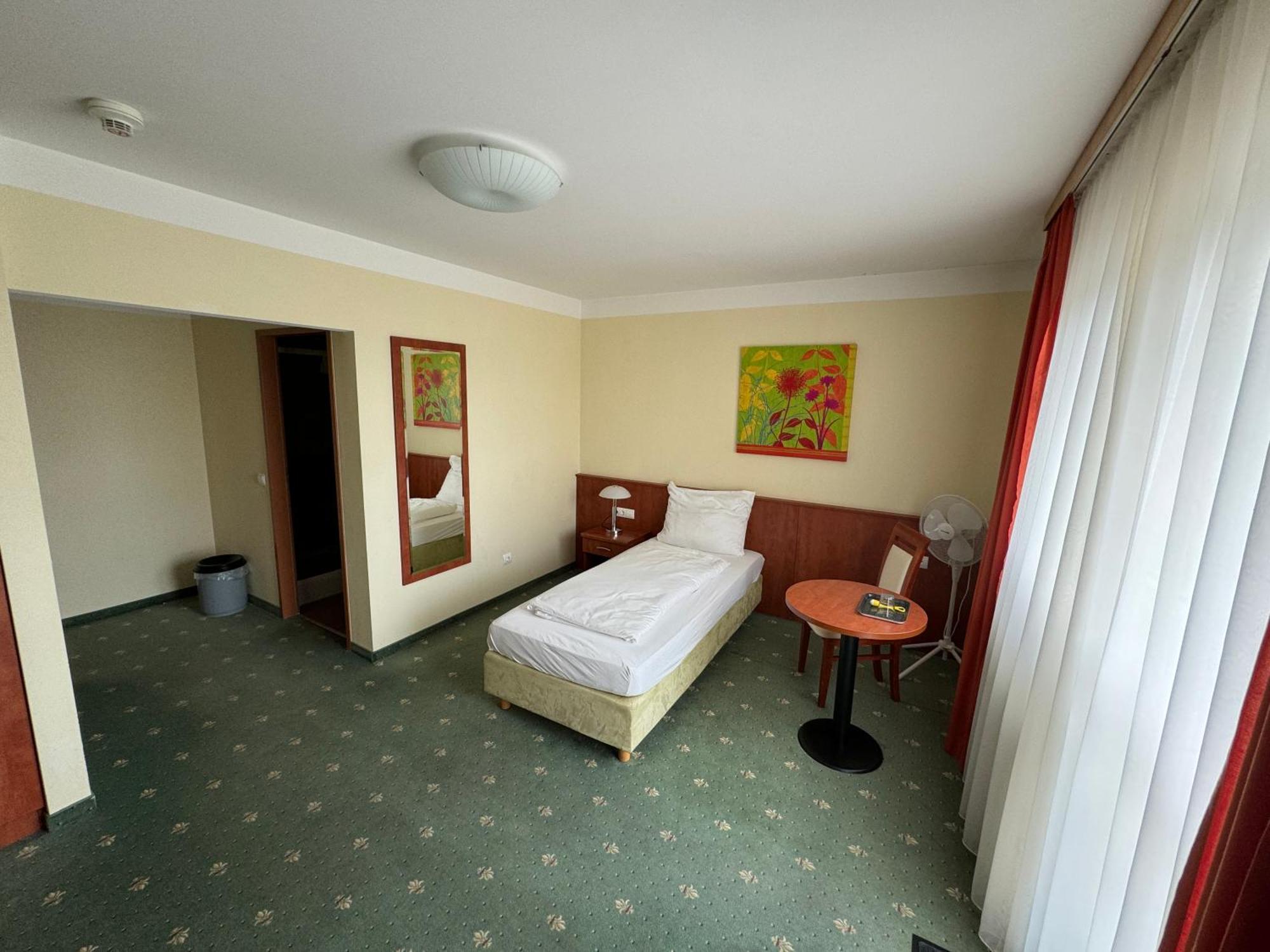 Hotel Breitenlee Wina Bagian luar foto