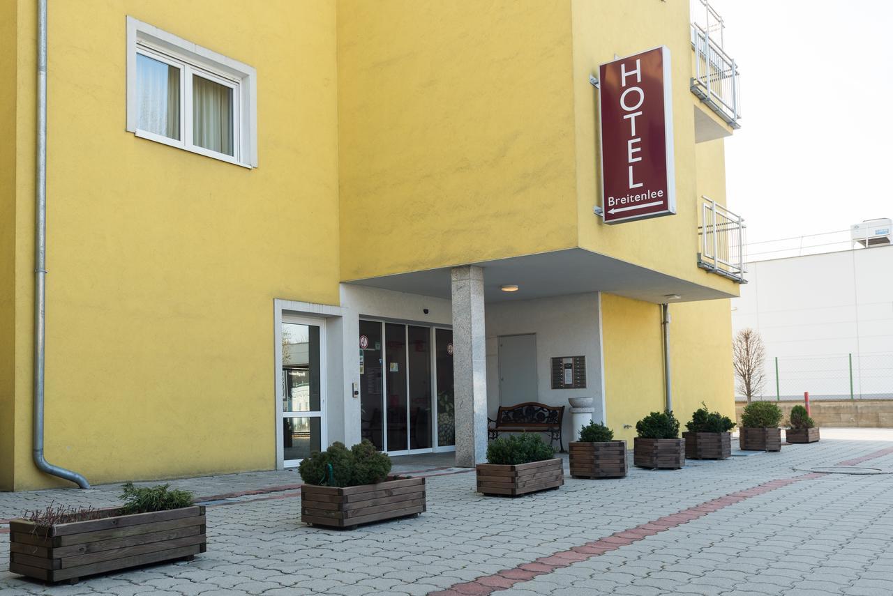Hotel Breitenlee Wina Bagian luar foto